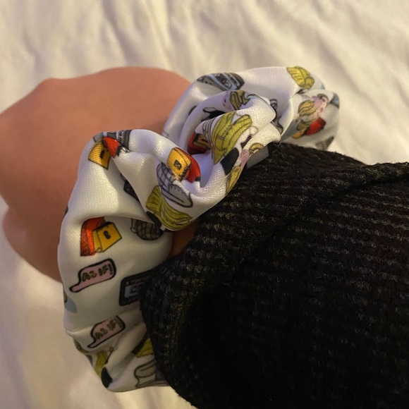 Clueless Scrunchie 💛🤍 - Picture 2 of 2